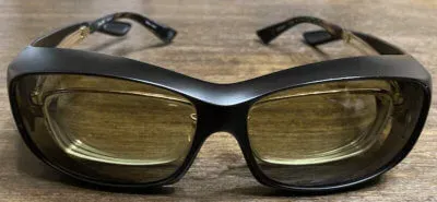 眼鏡（LineArt幅126mm）の上からDRIVEWEARオーバーグラス（幅135mm）を重ねた比較