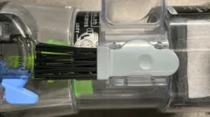 ダストケースに装着したお手入れブラシ