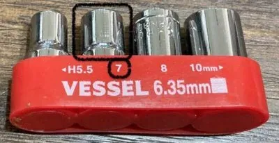 分解に使用する7mmソケット（VESSEL交換用ビットセット TD-BS4）