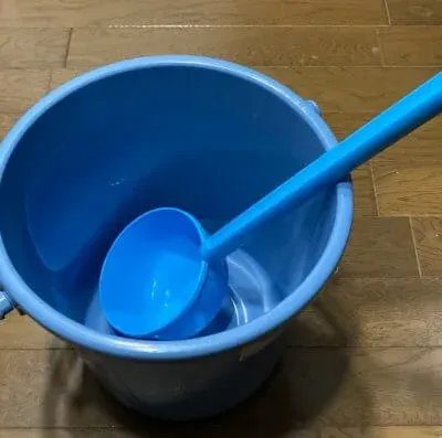 綺麗な水用バケツと柄杓、汚水用バケツ