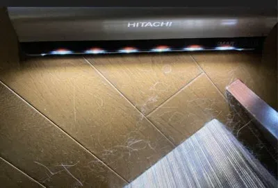 パワーヘッドのLEDで照らすと埃が浮き上がる（近景）
