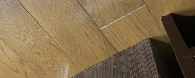 部屋の照明では埃が見えない（遠景）