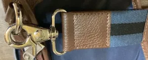 配色に凝ったショルダーベルトと金具