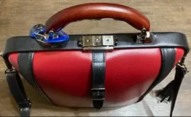 車掌鞄のように大きく開いた開口部