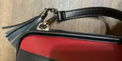 穴留め式で絶対にズレないショルダーベルト