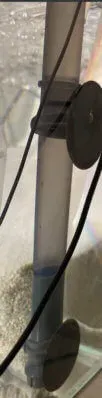 ストレーナーを外した給水パイプ先端