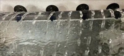 換水途中で水位がシャワーパイプより下にある状態（水が上に噴き出す）