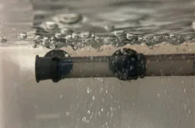 シャワーパイプ上面まで水位を上げた状態（かなり静かになる）