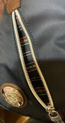左側面のファスナー開口部