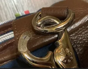 がっしりとした金属製フック1