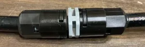 ロックナットを締めて接続完了