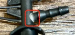 劣化して白くなったホース接続部（要交換）