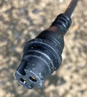 満開に咲いた花と自動水やり配管