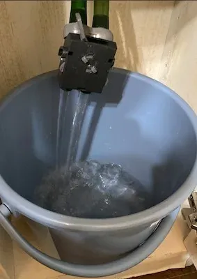 最初は給水と排水の両方が出る