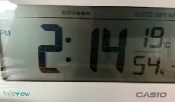 食卓のCASIO電波時計・温湿度計