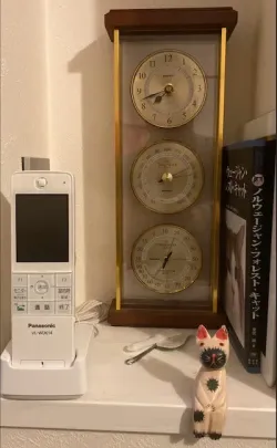 ベッドサイドの時計付き温湿度・気圧計