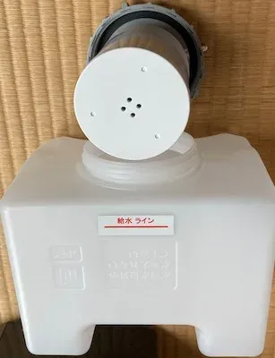 給水タンクのキャップ裏に装着されたイオンフィルター