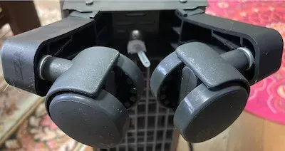 キャスターを折りたたんだ状態