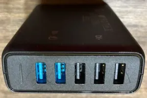 Anker PowerPort Speed 5のポート部（青2ポート＋黒3ポート）