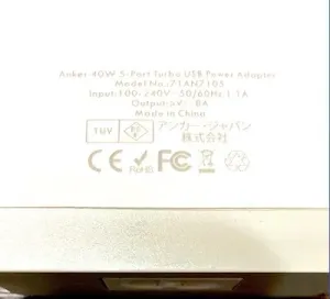 5V 8A出力の背面仕様表記
