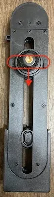左右のロック解除を押してマウントを移動