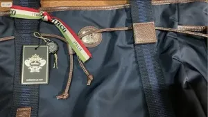 本体上部を一周する革紐のアクセント1