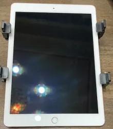 9.7インチiPad Proを横向きに挟んだ状態