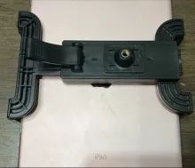 9.7インチiPad Proを縦向きに挟んだ状態