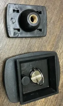 三脚付属のスマホ台座からクイックシューを外す2
