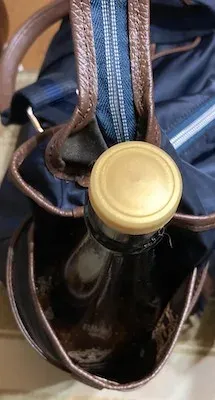 一升瓶（1.8L）がサイドポケットにすぽっと入った状態