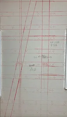 ネジがある場所に付けた×印