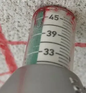 30mmぐらいの所に下地材がある