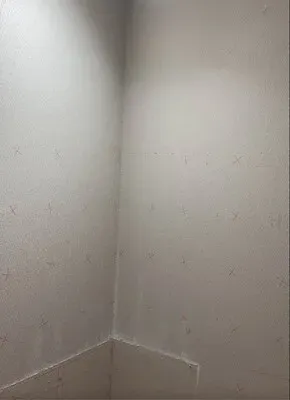 磁石で発見したネジ留め位置