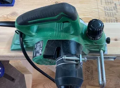 電気カンナにガイドを装着