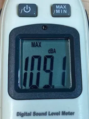 檜野地板を0.5mm切削中の騒音計実測値 109.0dB