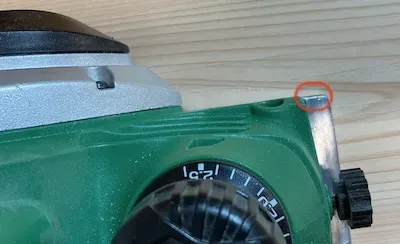 誤った測定位置（ベース側面からの計測）