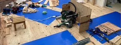 初期の床での作業風景