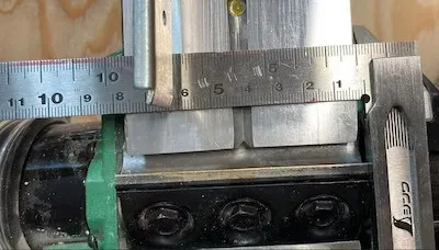 スコヤを当ててガイド位置を正確に決める様子