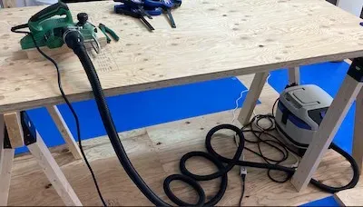 集塵機を接続した電気かんな作業環境