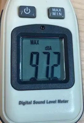 電気かんな空転時の騒音計実測値 97.1dB
