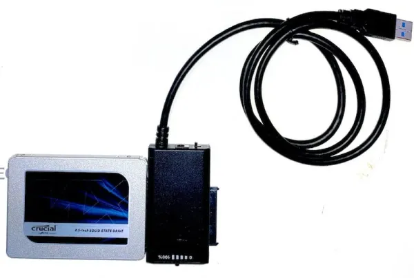 SATA-USB変換アダプタでCrucial SSDをPCに接続してクローン実行中