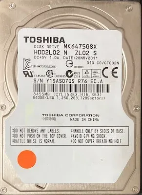 取り外した厚さ9.5mmの古いハードディスク