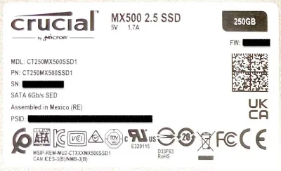 Crucial MX500本体と付属の9.5mmスペーサー