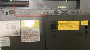 手順1：赤枠のネジ2本を外してフィルムを引く