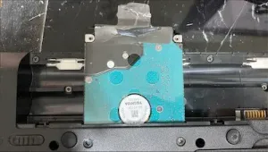 手順2：取り出したHDDと再利用する透明フィルム