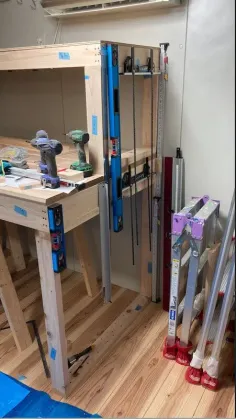 作業台右端の工具吊り下げ収納