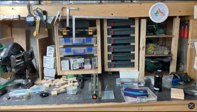 奥行きを活かしたネジ棚と電動工具の収納