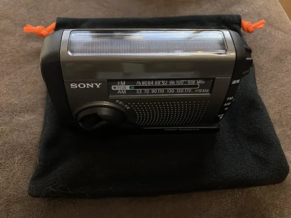 ICF-B300 本体上面のソーラーパネル