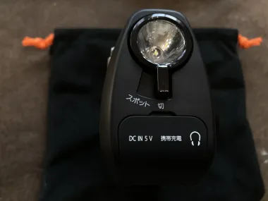 ICF-B300 側面ライトスイッチと防水キャップ閉状態