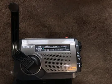 ICF-B300 手回しハンドルを立てた状態